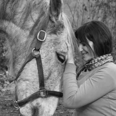 cropped-christelle-mustel-noir-et-blanc-evolved-horses-healing-chevaux-energie-soins-1-855x1024